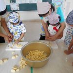 ひまわり組　包丁を使って野菜切り