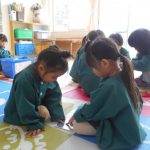 仲良く一緒に絵本を読んでるよ