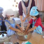 豆腐と白玉粉と水を混ぜてコネコネ・・