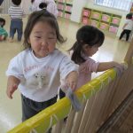 つぼみ組・お部屋の柵を拭いたよ。