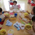 自分で上手に食べれるよ。(つぼみ組)