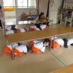 地震発生・机の下にダンゴムシのポーズ‼