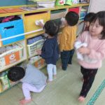 すみれ組・お部屋の籠をふいたよ。