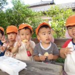 お外で食べるおやつおいしいね。