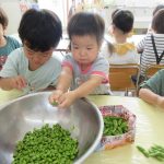 ここを押すと枝豆がでてくるんだよ。(すみれ組)