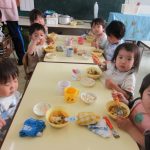 お口をモグモグ「おいしい~」