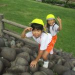 石の上から落ちないように登ったよ。