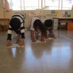 小学校に向けて雑巾がけをしています！