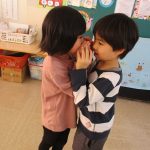 午後、お当番さんがどのおもちゃを出して遊ぶのか相談して決めています😊