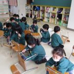 ばら組・みんなで使う椅子を拭いたよ。