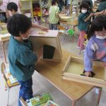 ひまわり組・自分の引き出しを拭いたよ。